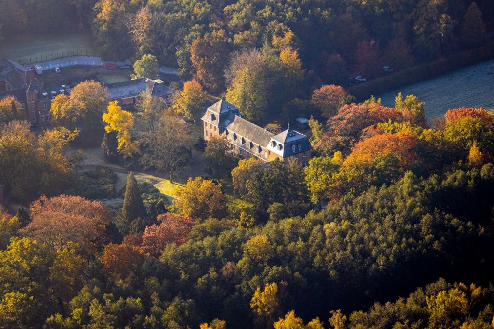 Luftbild Brüggen - Herbstluftbild Wassergraben mit Wasserschloß Schloss in Brüggen im Bundesland Nordrhein-Westfalen, Deutschland