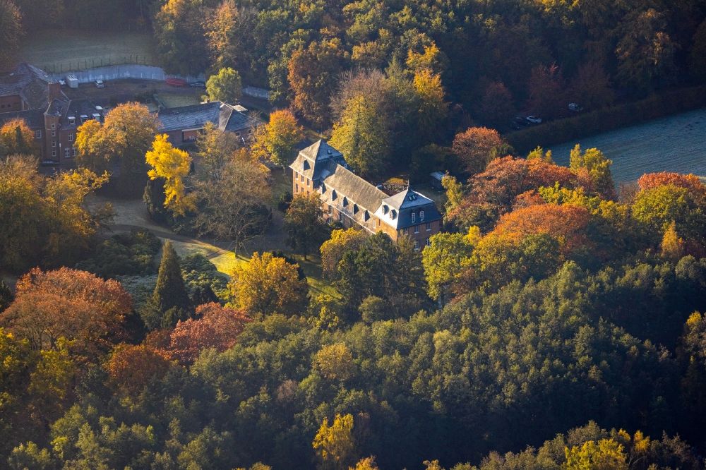Luftaufnahme Brüggen - Herbstluftbild Wassergraben mit Wasserschloß Schloss in Brüggen im Bundesland Nordrhein-Westfalen, Deutschland