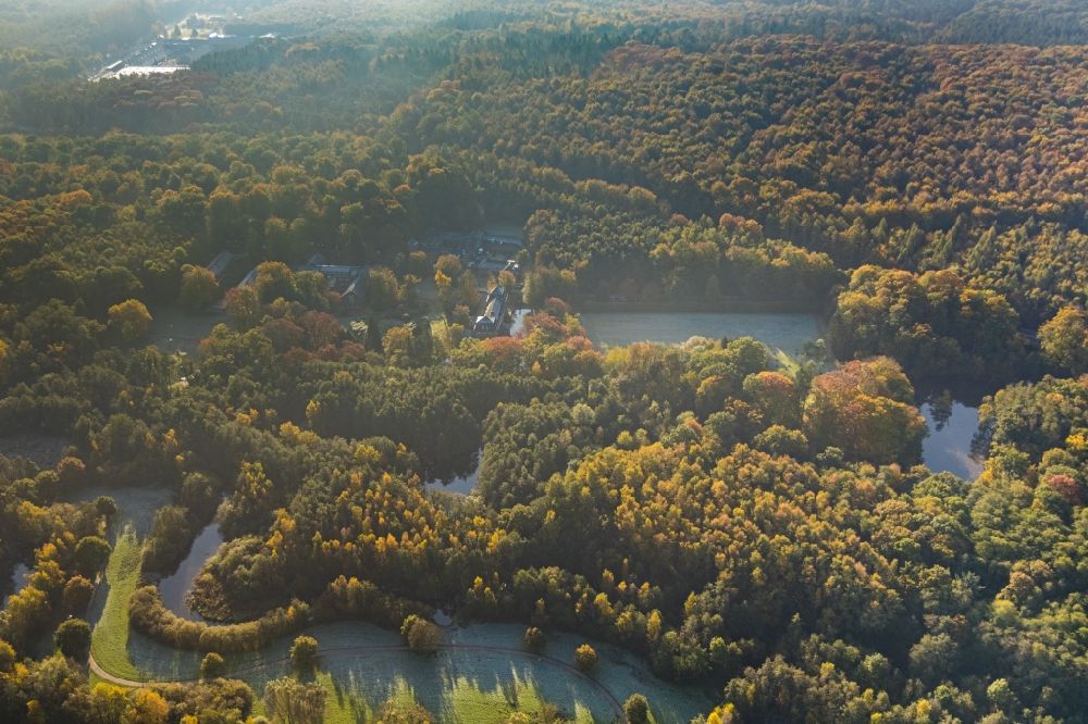 Brüggen von oben - Herbstluftbild Wassergraben mit Wasserschloß Schloss in Brüggen im Bundesland Nordrhein-Westfalen, Deutschland