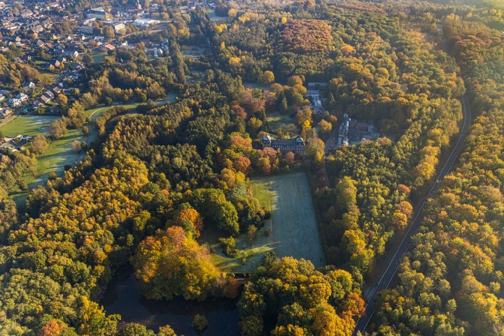 Brüggen aus der Vogelperspektive: Herbstluftbild Wassergraben mit Wasserschloß Schloss in Brüggen im Bundesland Nordrhein-Westfalen, Deutschland