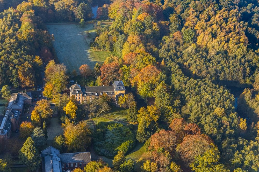 Brüggen aus der Vogelperspektive: Herbstluftbild Wassergraben mit Wasserschloß Schloss in Brüggen im Bundesland Nordrhein-Westfalen, Deutschland
