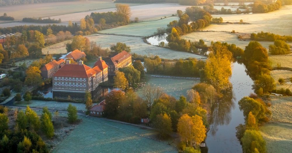 Luftaufnahme Hamm - Herbstluftbild Wassergraben mit Wasserschloß Schloss Oberwerries in Hamm im Bundesland Nordrhein-Westfalen, Deutschland