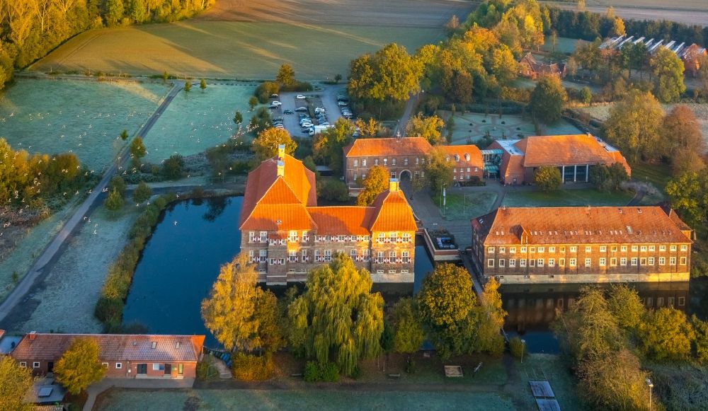 Luftaufnahme Hamm - Herbstluftbild Wassergraben mit Wasserschloß Schloss Oberwerries in Hamm im Bundesland Nordrhein-Westfalen, Deutschland