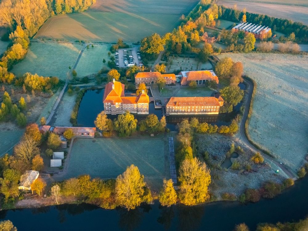 Hamm aus der Vogelperspektive: Herbstluftbild Wassergraben mit Wasserschloß Schloss Oberwerries in Hamm im Bundesland Nordrhein-Westfalen, Deutschland