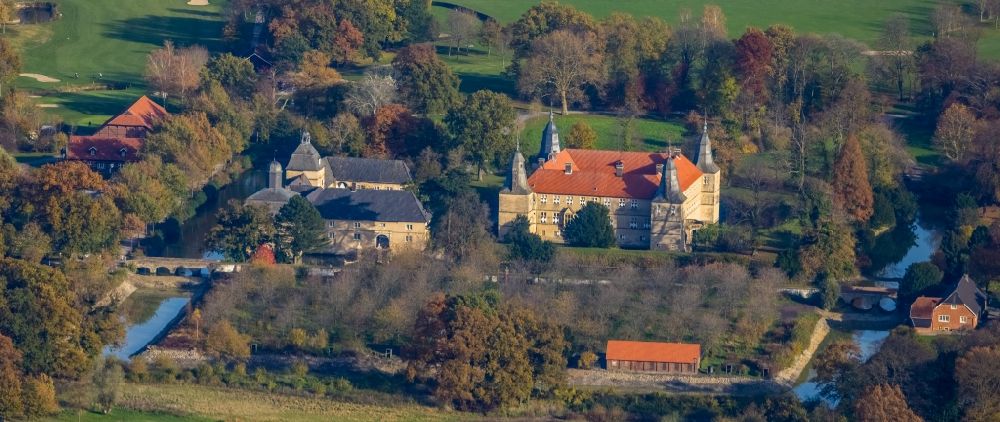 Luftbild Ascheberg - Herbstluftbild Wassergraben mit Wasserschloß Schloss Westerwinkel in Ascheberg im Bundesland Nordrhein-Westfalen, Deutschland