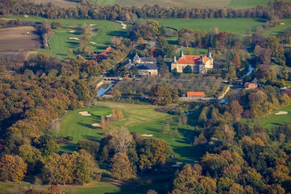 Luftaufnahme Ascheberg - Herbstluftbild Wassergraben mit Wasserschloß Schloss Westerwinkel in Ascheberg im Bundesland Nordrhein-Westfalen, Deutschland