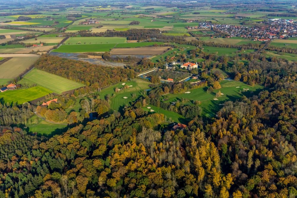 Ascheberg aus der Vogelperspektive: Herbstluftbild Wassergraben mit Wasserschloß Schloss Westerwinkel in Ascheberg im Bundesland Nordrhein-Westfalen, Deutschland