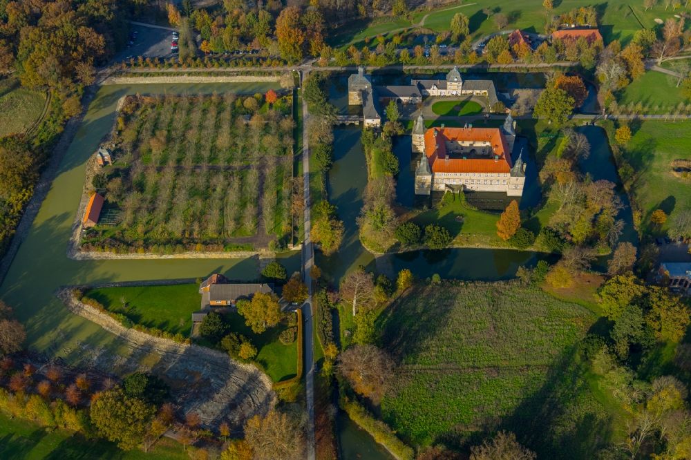 Luftaufnahme Ascheberg - Herbstluftbild Wassergraben mit Wasserschloß Schloss Westerwinkel in Ascheberg im Bundesland Nordrhein-Westfalen, Deutschland