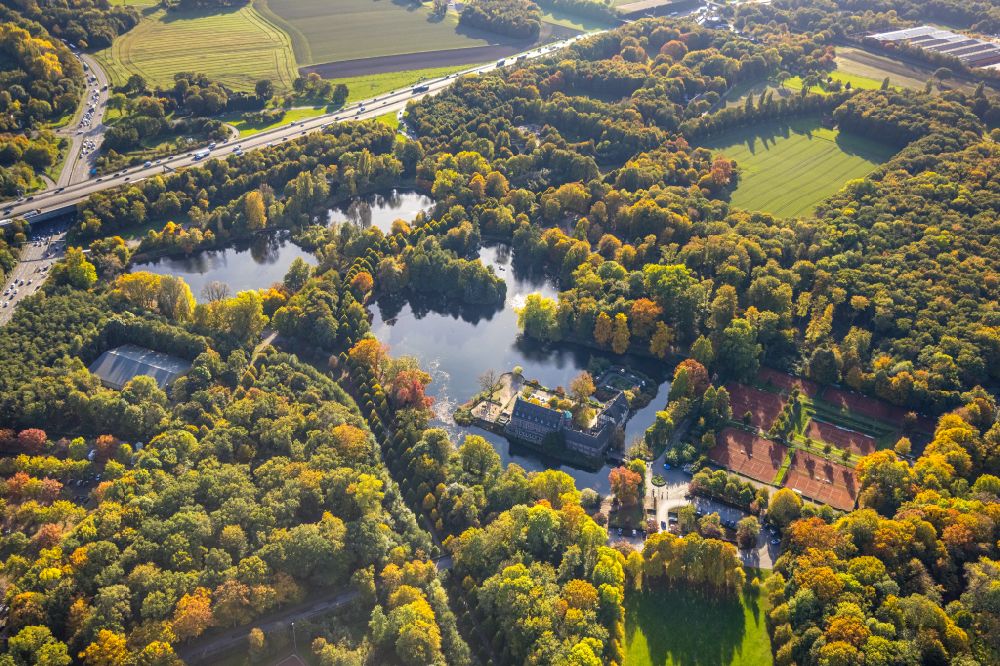 Gladbeck von oben - Herbstluftbild Wassergraben mit Wasserschloß Schloss Wittringen in Gladbeck im Bundesland Nordrhein-Westfalen