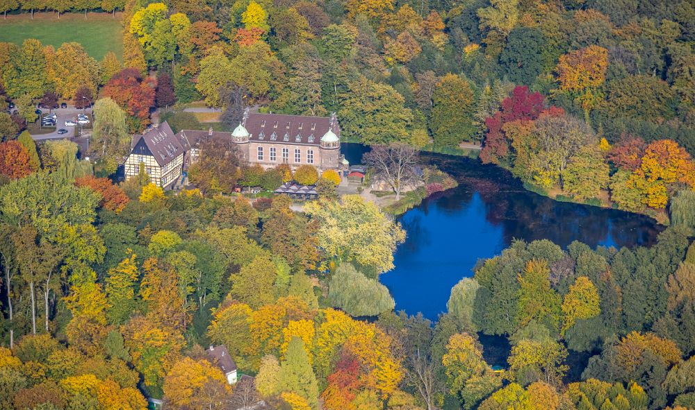 Luftbild Gladbeck - Herbstluftbild Wassergraben mit Wasserschloß Schloss Wittringen in Gladbeck im Bundesland Nordrhein-Westfalen