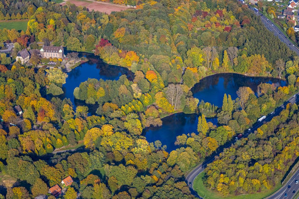 Luftaufnahme Gladbeck - Herbstluftbild Wassergraben mit Wasserschloß Schloss Wittringen in Gladbeck im Bundesland Nordrhein-Westfalen
