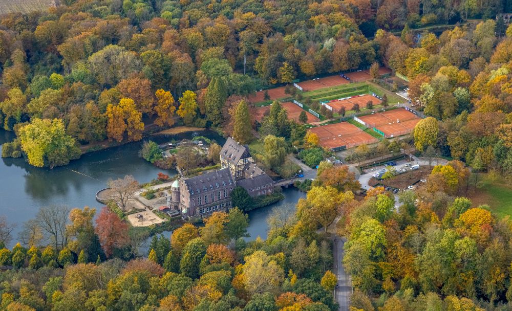 Gladbeck aus der Vogelperspektive: Herbstluftbild Wasserschloss Schloss Wittringen in Gladbeck im Bundesland Nordrhein-Westfalen, Deutschland