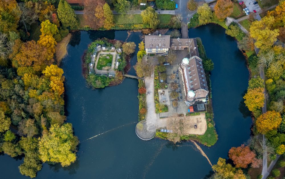 Gladbeck von oben - Herbstluftbild Wasserschloss Schloss Wittringen in Gladbeck im Bundesland Nordrhein-Westfalen, Deutschland