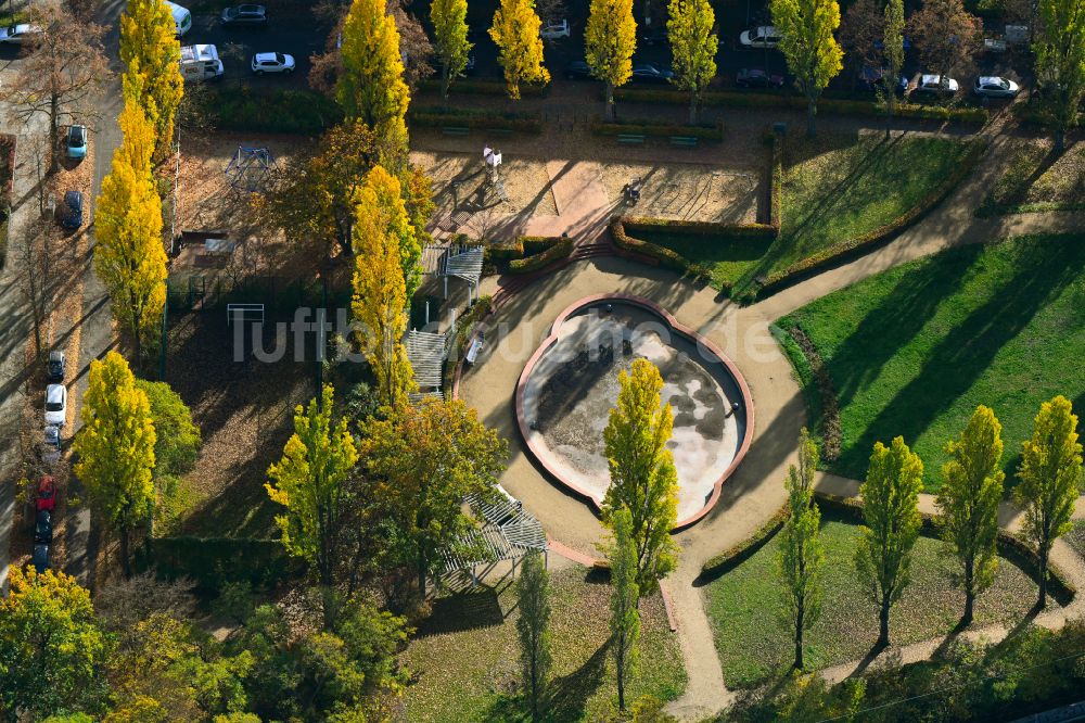 Luftbild Berlin - Herbstluftbild Wasserspiele- Brunnen auf dem Bernkastler Platz im Park an der Bernkastler Straße in Berlin, Deutschland