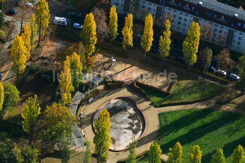 Luftaufnahme Berlin - Herbstluftbild Wasserspiele- Brunnen auf dem Bernkastler Platz im Park an der Bernkastler Straße in Berlin, Deutschland