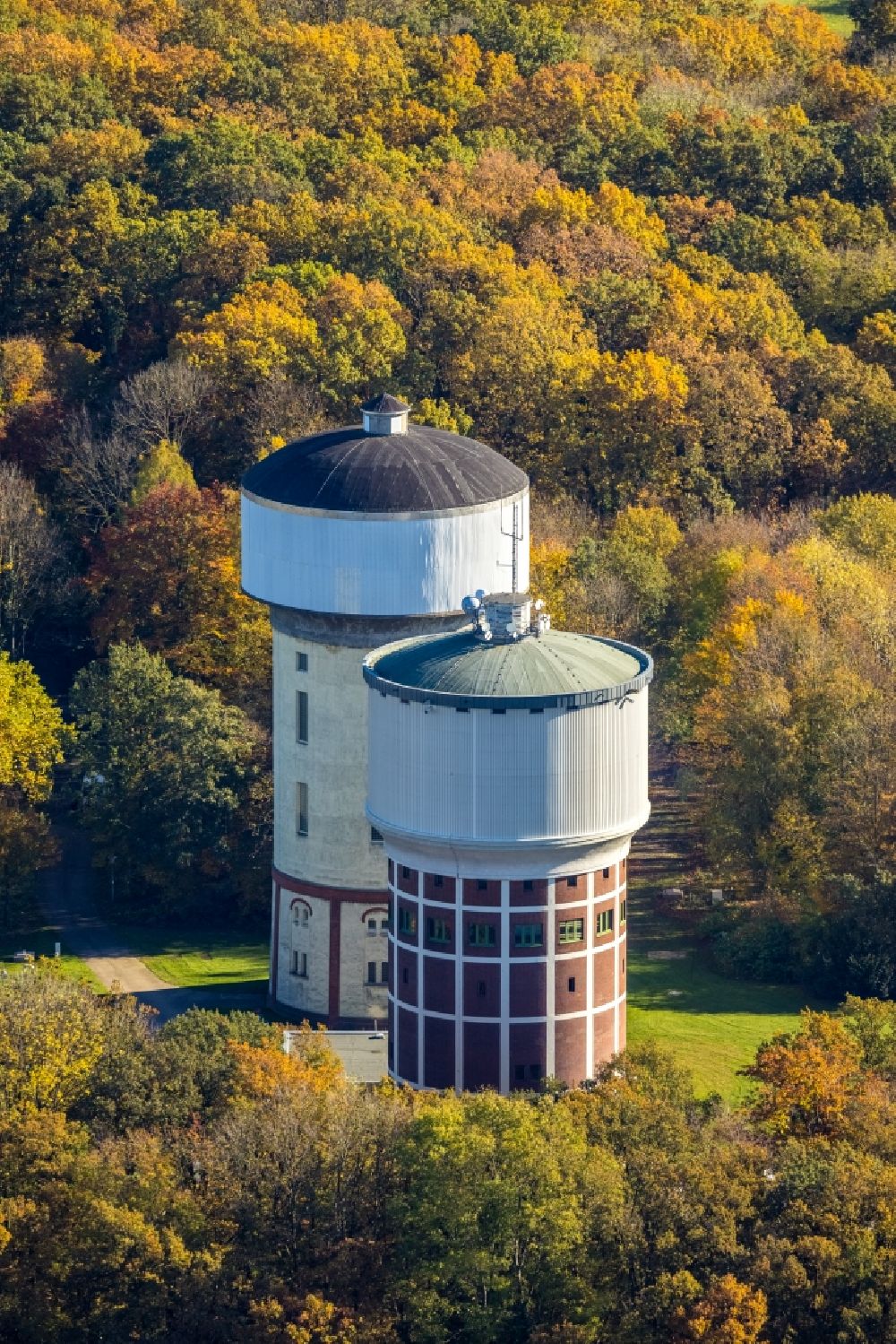 Hamm aus der Vogelperspektive: Herbstluftbild Wassertürme Hamm-Berge in Hamm im Bundesland Nordrhein-Westfalen