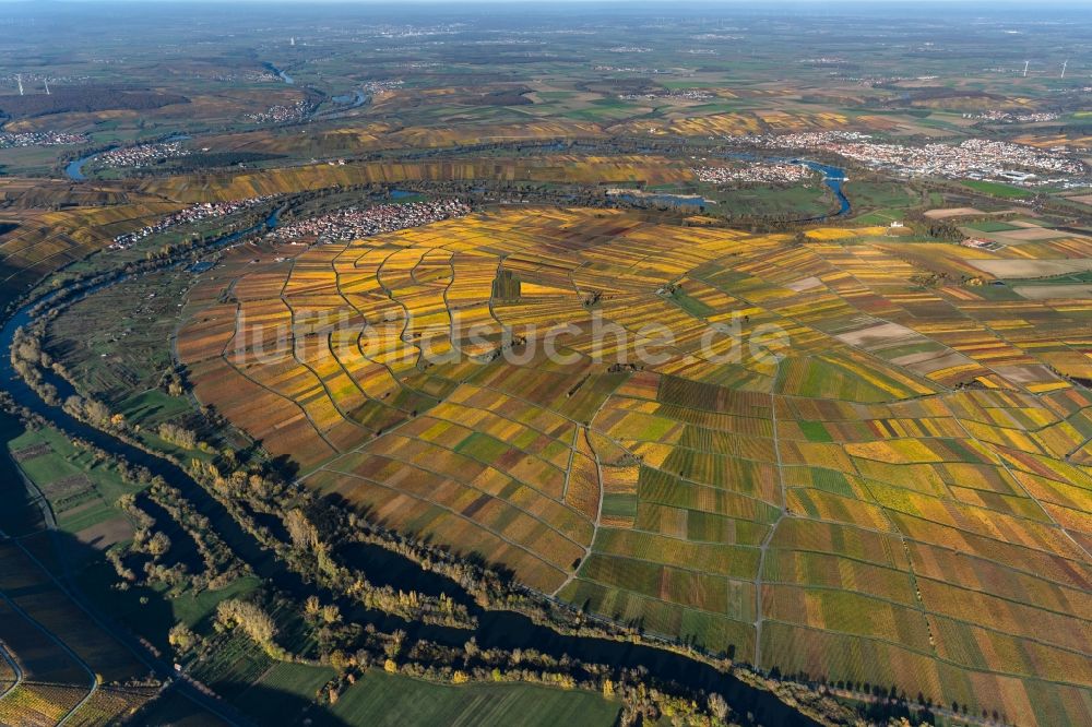 Dettelbach von oben - Herbstluftbild Weinbergs- Landschaft der Winzer- Gebiete in Dettelbach im Bundesland Bayern, Deutschland