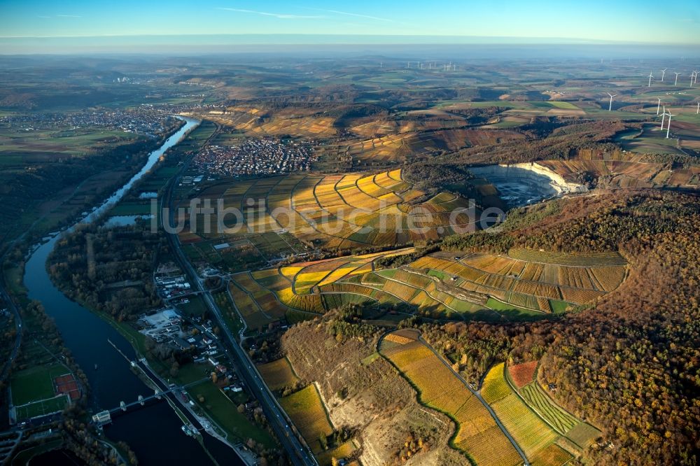 Luftaufnahme Thüngersheim - Herbstluftbild Weinbergs- Landschaft der Winzer- Gebiete in Thüngersheim im Bundesland Bayern, Deutschland