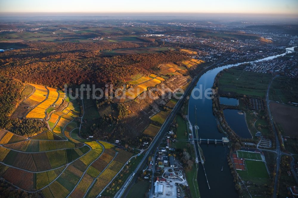 Luftaufnahme Thüngersheim - Herbstluftbild Weinbergs- Landschaft der Winzer- Gebiete in Thüngersheim im Bundesland Bayern, Deutschland