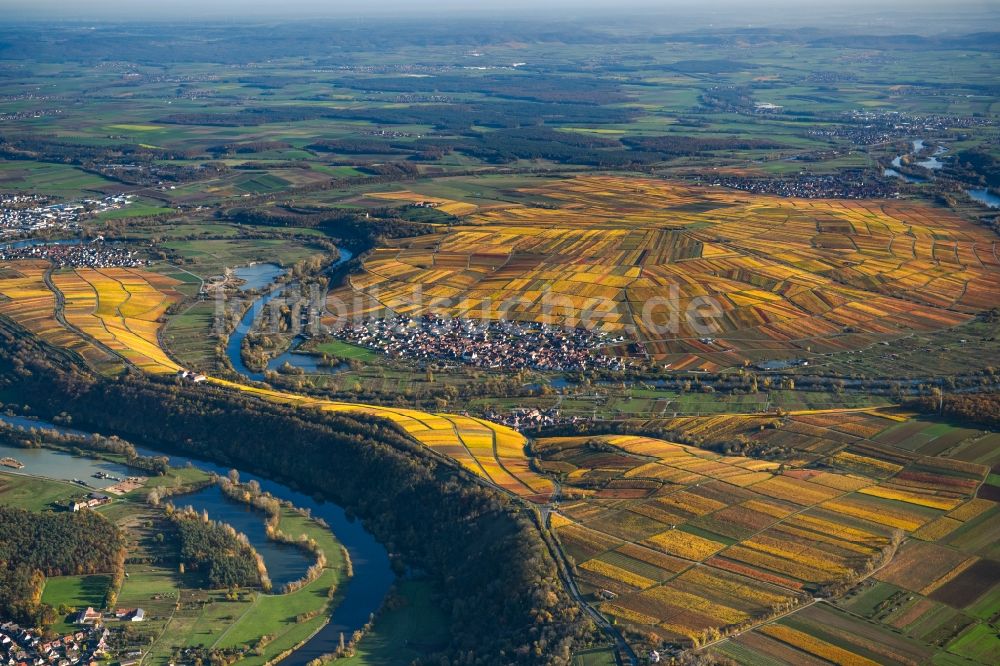 Luftaufnahme Volkach - Herbstluftbild Weinbergs- Landschaft der Winzer- Gebiete in Volkach im Bundesland Bayern, Deutschland