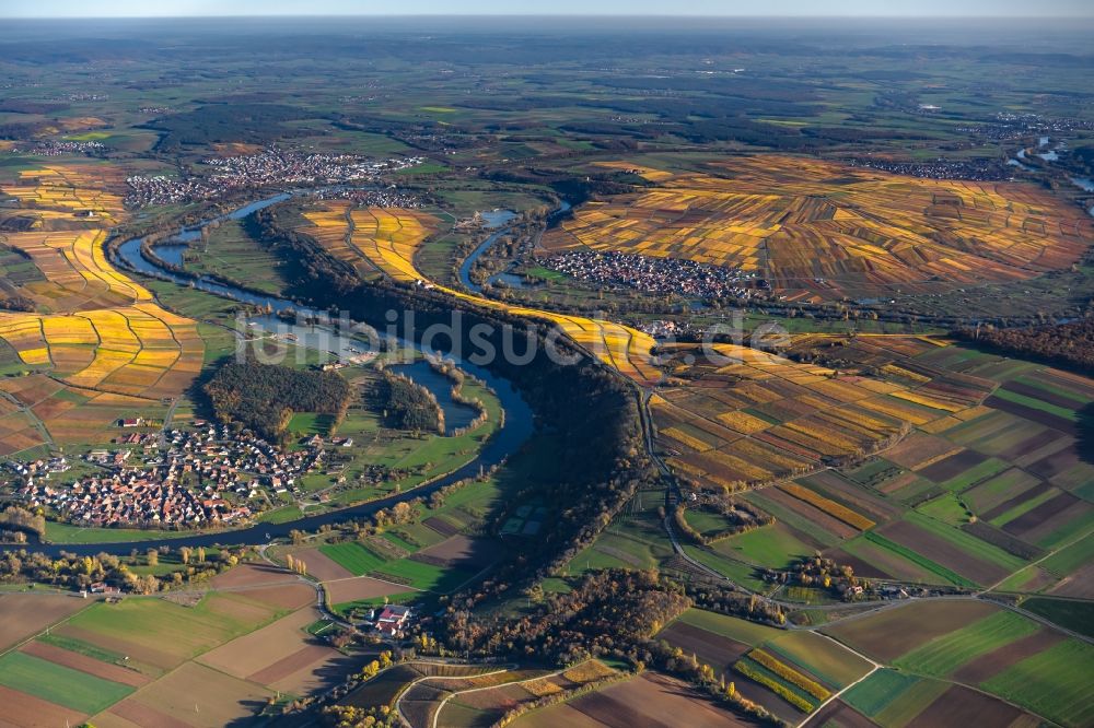 Volkach von oben - Herbstluftbild Weinbergs- Landschaft der Winzer- Gebiete in Volkach im Bundesland Bayern, Deutschland