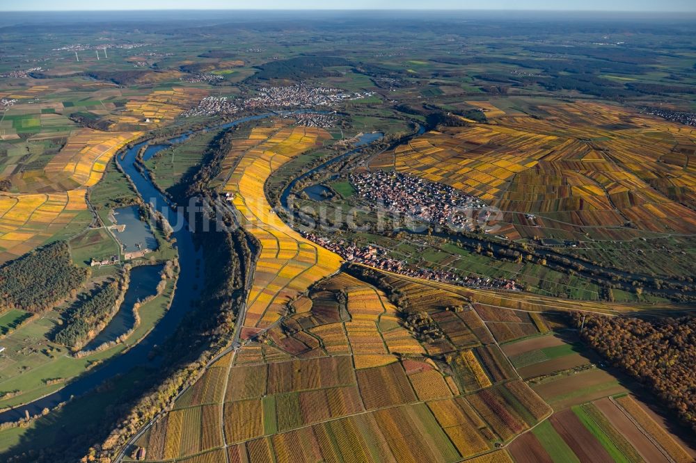 Volkach aus der Vogelperspektive: Herbstluftbild Weinbergs- Landschaft der Winzer- Gebiete in Volkach im Bundesland Bayern, Deutschland