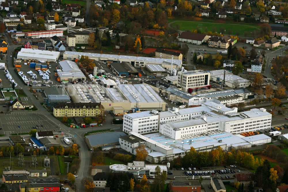 Luftbild Rehau - Herbstluftbild Werksgelände der REHAU Industries SE & Co. KG in Rehau im Bundesland Bayern, Deutschland
