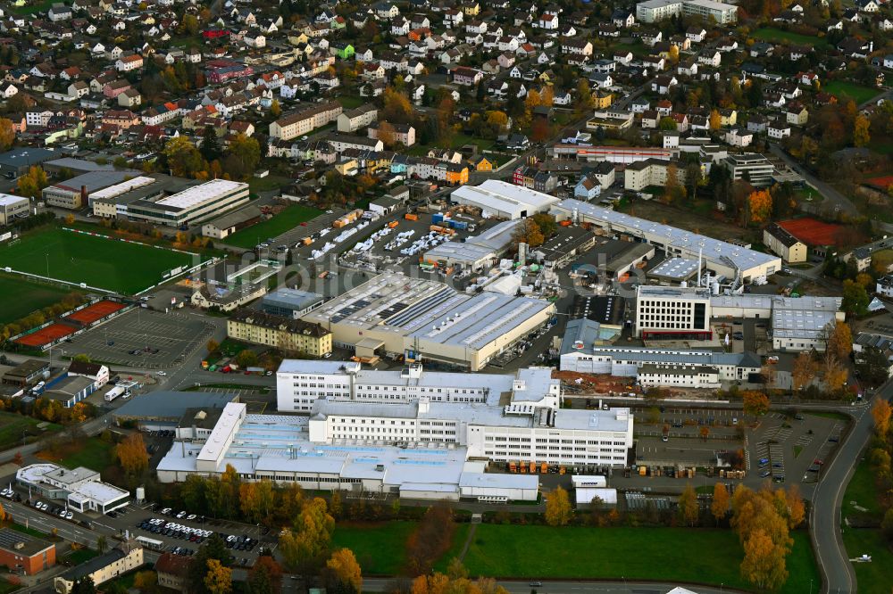 Luftaufnahme Rehau - Herbstluftbild Werksgelände der REHAU Industries SE & Co. KG in Rehau im Bundesland Bayern, Deutschland