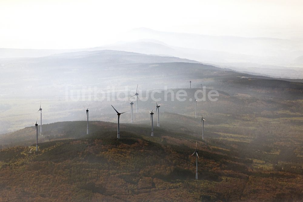 Daxweiler von oben - Herbstluftbild einer Wetterbedingt in eine Nebel- Schicht eingebettete Windenergieanlagen in Oberheimbach im Bundesland Rheinland-Pfalz, Deutschland