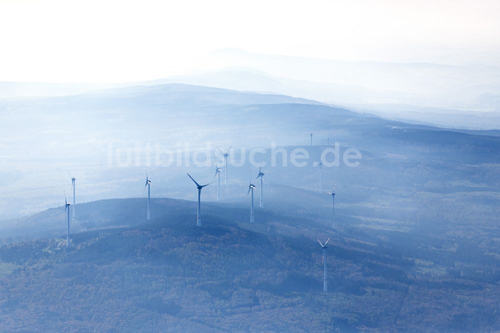 Daxweiler aus der Vogelperspektive: Herbstluftbild einer Wetterbedingt in eine Nebel- Schicht eingebettete Windenergieanlagen in Oberheimbach im Bundesland Rheinland-Pfalz, Deutschland