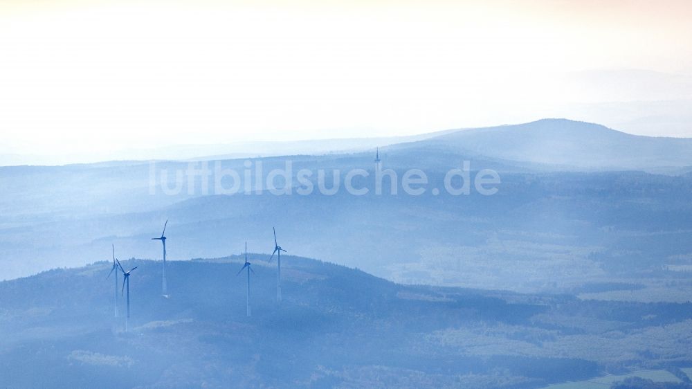 Luftbild Daxweiler - Herbstluftbild einer Wetterbedingt in eine Nebel- Schicht eingebettete Windenergieanlagen in Oberheimbach im Bundesland Rheinland-Pfalz, Deutschland