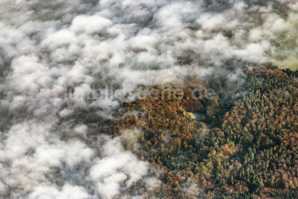 Petersberg aus der Vogelperspektive: Herbstluftbild Wetterlage mit schichtartiger Nebel- Bedeckung über einem Wald in Petersberg im Bundesland Hessen, Deutschland