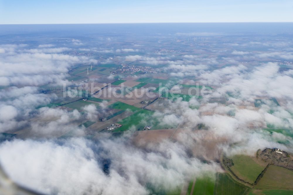 Warburg von oben - Herbstluftbild Wetterlage mit schichtartiger Nebel- Bedeckung in Warburg im Bundesland Nordrhein-Westfalen, Deutschland