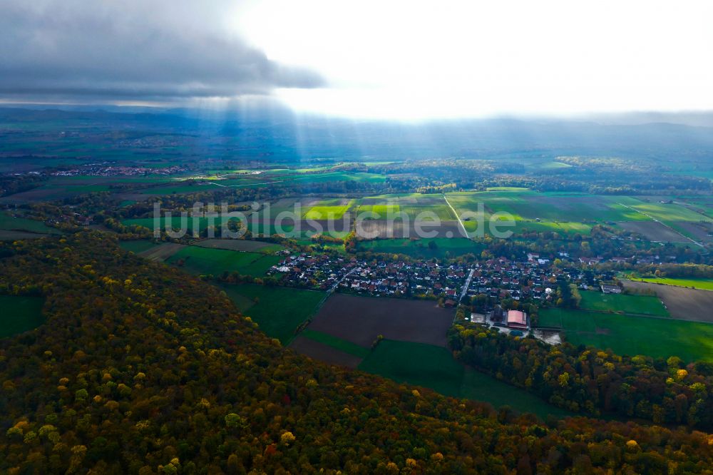 Luftaufnahme Rosdorf - Herbstluftbild Wetterlage mit Sonnenstrahlung aus Öffungen der Wolkendecke in Rosdorf im Bundesland Niedersachsen, Deutschland
