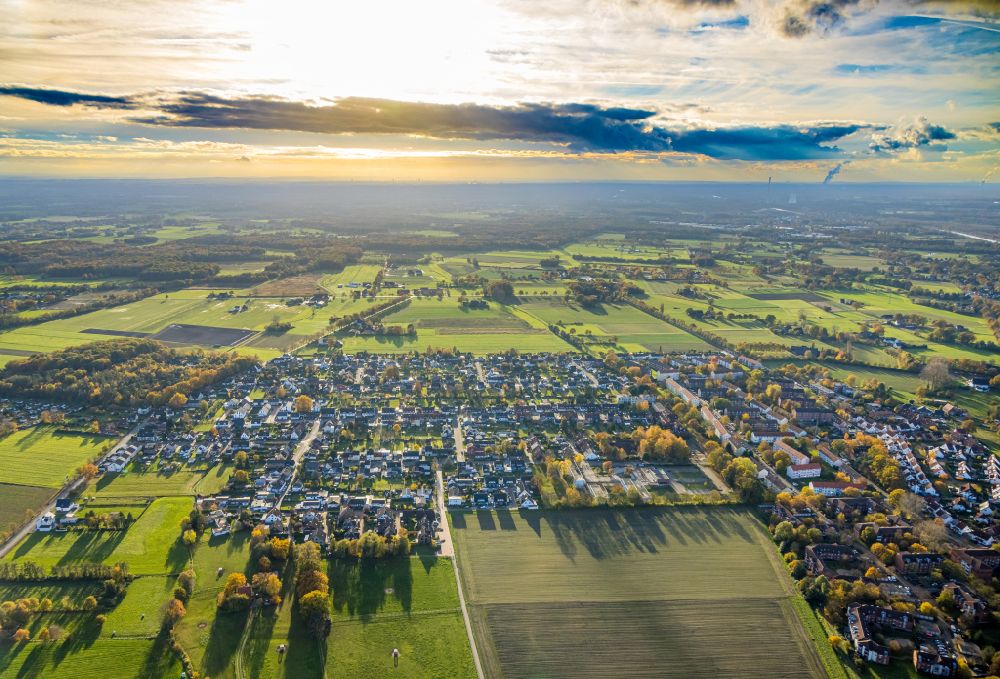 Luftaufnahme Herringer Heide - Herbstluftbild Wetterlage mit Wolkenbildung in Herringer Heide im Bundesland Nordrhein-Westfalen, Deutschland