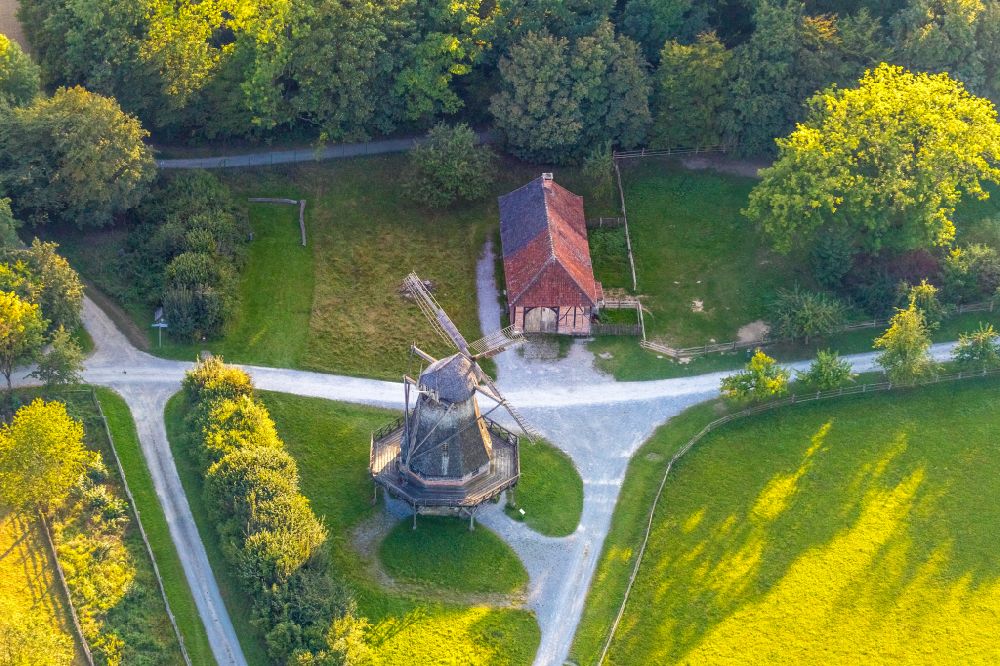 Detmold aus der Vogelperspektive: Herbstluftbild Windmühle - Kappenwindmühle - im Freilichtmuseum in Detmold im Bundesland Nordrhein-Westfalen, Deutschland