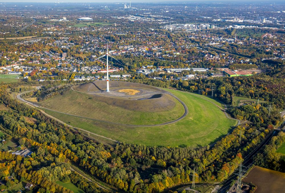 Luftaufnahme Gladbeck - Herbstluftbild Windrad auf dem Abraum- Halden- Hügel der Mottbruchhalde in Gladbeck im Bundesland Nordrhein-Westfalen, Deutschland