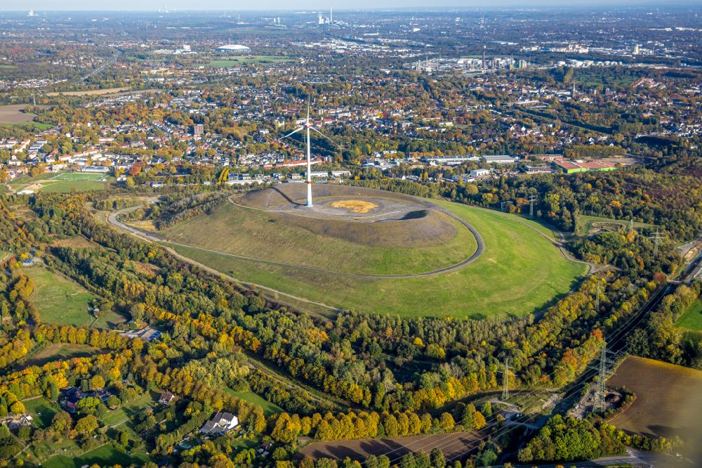 Luftbild Gladbeck - Herbstluftbild Windrad auf dem Abraum- Halden- Hügel der Mottbruchhalde in Gladbeck im Bundesland Nordrhein-Westfalen, Deutschland