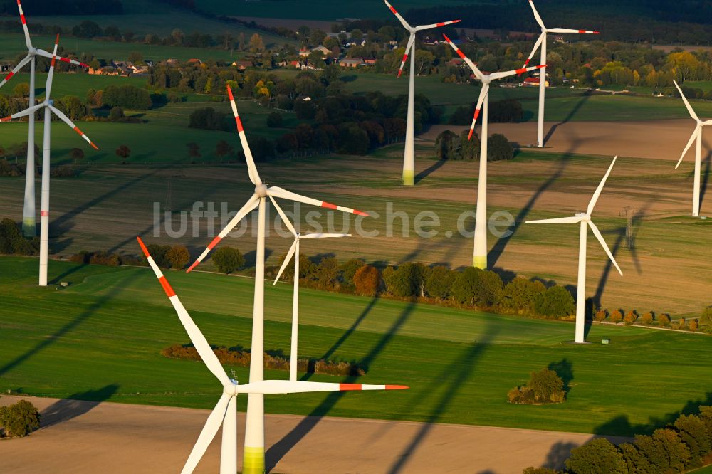 Luftbild Karwe - Herbstluftbild Windräder am Rande des Dorfkernes in Karwe im Bundesland Brandenburg, Deutschland