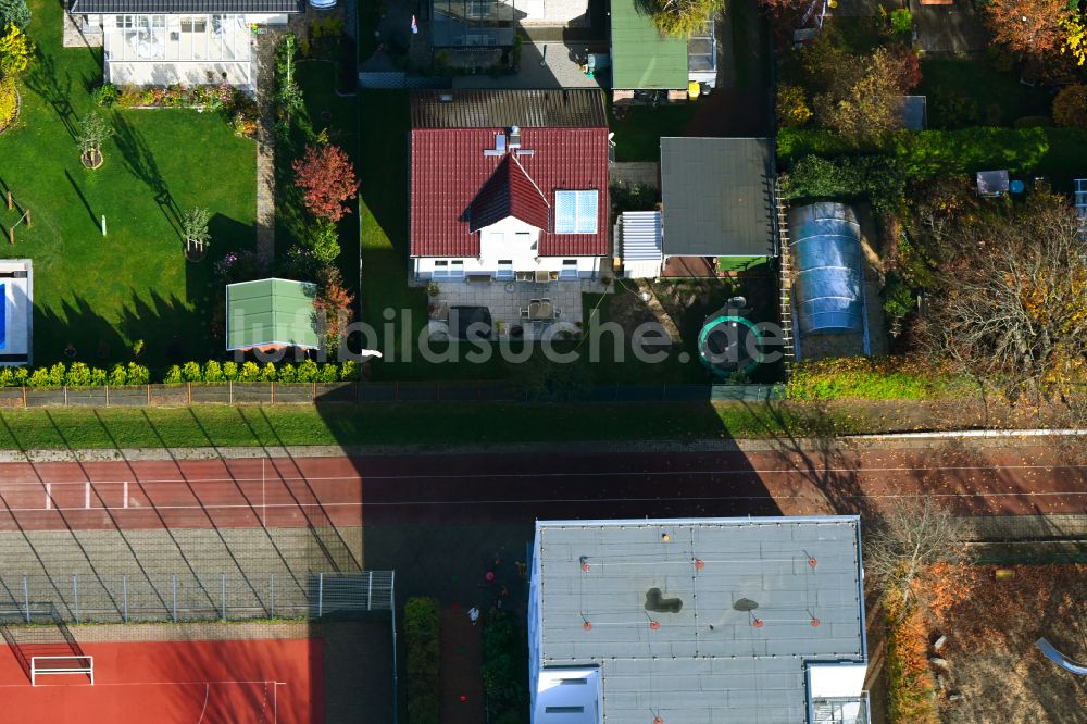 Luftbild Berlin - Herbstluftbild Wohngebiet einer Einfamilienhaus- Siedlung an der Bergedorfer Straße im Ortsteil Kaulsdorf in Berlin, Deutschland