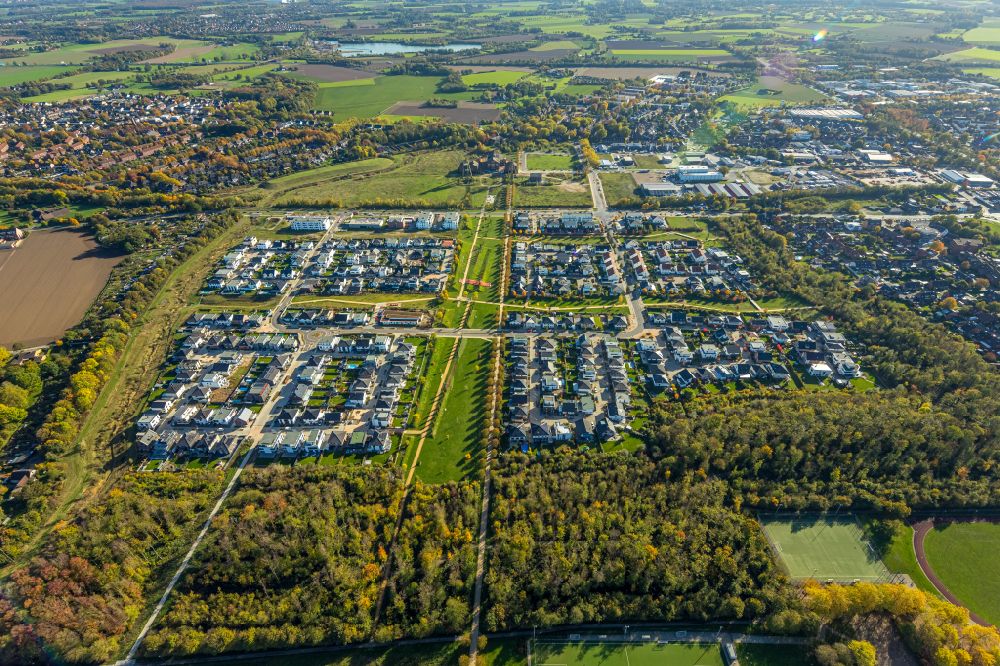 Luftaufnahme Neukirchen-Vluyn - Herbstluftbild Wohngebiet der Einfamilienhaus- Siedlung Dicksche Heide in Neukirchen-Vluyn im Bundesland Nordrhein-Westfalen