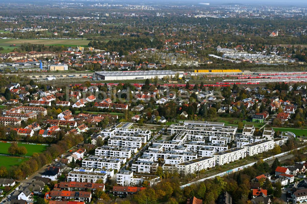 Luftbild München - Herbstluftbild Wohngebiet der Mehrfamilienhaussiedlung an der Konstanze-Vernon-Straße in München im Bundesland Bayern, Deutschland