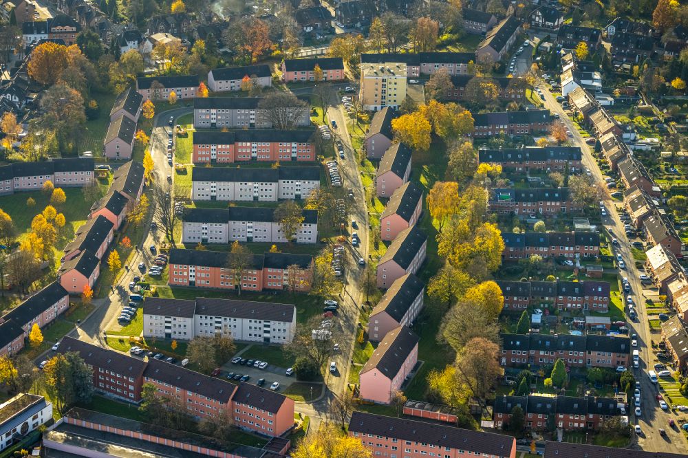Luftaufnahme Bottrop - Herbstluftbild Wohngebiet der Mehrfamilienhaussiedlung im Ortsteil Batenbrock in Bottrop im Bundesland Nordrhein-Westfalen, Deutschland