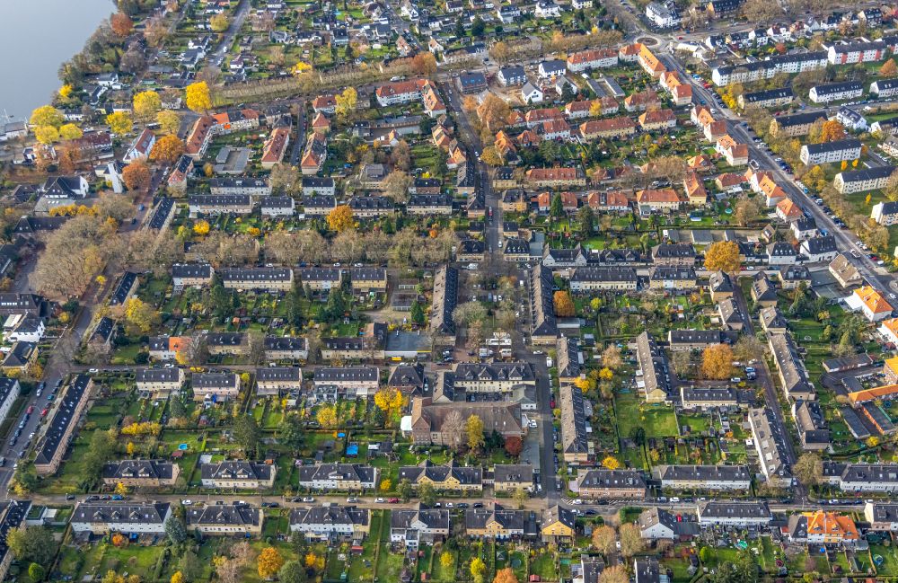 Luftaufnahme Duisburg - Herbstluftbild Wohngebiet einer Mehrfamilienhaussiedlung im Ortsteil Wedau in Duisburg im Bundesland Nordrhein-Westfalen, Deutschland
