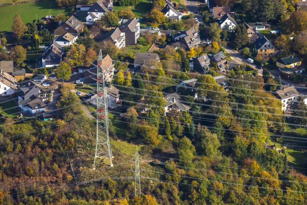 Ostende von oben - Herbstluftbild Wohngebiet der Mehrfamilienhaussiedlung unter Hochspannungsleitungen in Ostende im Bundesland Nordrhein-Westfalen, Deutschland