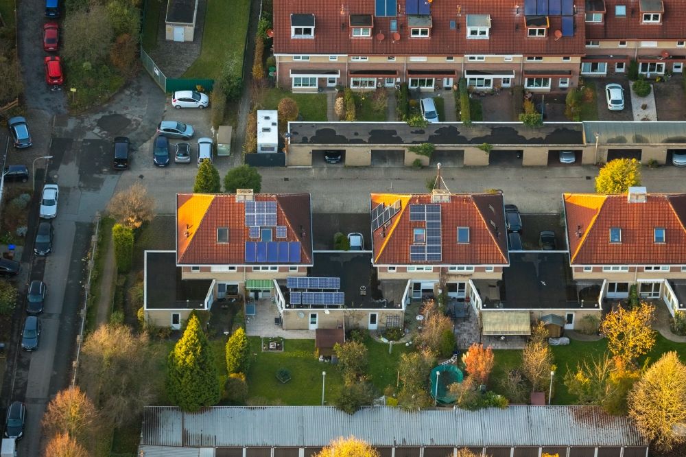 Luftbild Witten - Herbstluftbild Wohngebiet einer Reihenhaus- Siedlung im Ortsteil Herbede in Witten im Bundesland Nordrhein-Westfalen, Deutschland