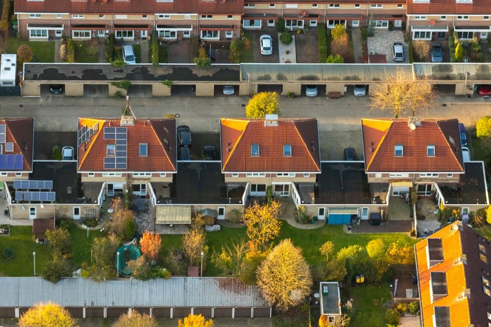 Witten von oben - Herbstluftbild Wohngebiet einer Reihenhaus- Siedlung im Ortsteil Herbede in Witten im Bundesland Nordrhein-Westfalen, Deutschland