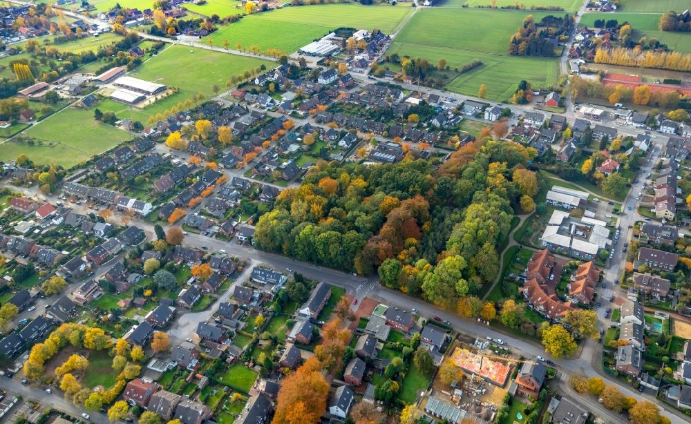 Luftbild Bottrop - Herbstluftbild Wohngebiets- Siedlung entlang der Burgstraße im Ortsteil Kirchhellen in Bottrop im Bundesland Nordrhein-Westfalen, Deutschland