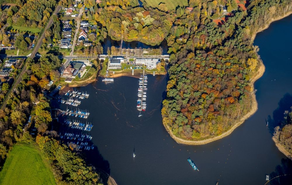 Luftbild Haltern am See - Herbstluftbild Yachthafen mit Sportboot- Anlegestellen und Bootsliegeplätzen am Uferbereich Mühlenbach in Haltern am See im Bundesland Nordrhein-Westfalen, Deutschland