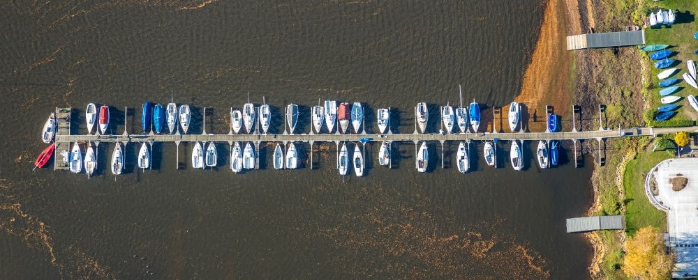 Haltern am See von oben - Herbstluftbild Yachthafen mit Sportboot- Anlegestellen und Bootsliegeplätzen am Uferbereich Mühlenbach in Haltern am See im Bundesland Nordrhein-Westfalen, Deutschland